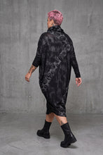 Load image into Gallery viewer, Extravagantes Kleid mit Wasserfallkragen &amp; 3D-Crash-Struktur - Caraclan
