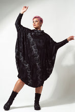 Load image into Gallery viewer, Extravagantes Kleid mit Wasserfallkragen &amp; 3D-Crash-Struktur - Caraclan
