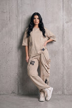 Load image into Gallery viewer, Lässiges 2-Teiler Set in verwaschenem Beige mit Patches- Bone
