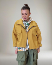 Lade das Bild in den Galerie-Viewer, Sweat Kurzjacke in Curry Größe 40 bis 52/54
