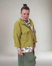 Lade das Bild in den Galerie-Viewer, Sweat Kurzjacke in Limoncello Gr 40 bis 52/54
