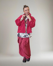 Lade das Bild in den Galerie-Viewer, Sweat Kurzjacke in Rot Größe 40 bis 52/54
