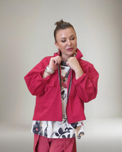 Lade das Bild in den Galerie-Viewer, Sweat Kurzjacke in Rot Größe 40 bis 52/54

