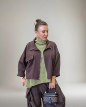 Lade das Bild in den Galerie-Viewer, Sweat Kurzjacke in Schoko Gr 40 bis 52/54
