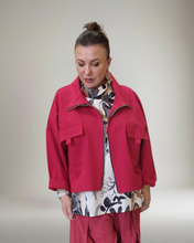 Lade das Bild in den Galerie-Viewer, Sweat Kurzjacke in Rot Größe 40 bis 52/54
