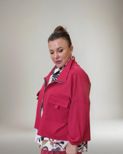 Lade das Bild in den Galerie-Viewer, Sweat Kurzjacke in Rot Größe 40 bis 52/54

