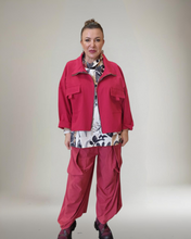 Lade das Bild in den Galerie-Viewer, Sweat Kurzjacke in Rot Größe 40 bis 52/54
