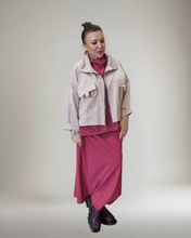 Lade das Bild in den Galerie-Viewer, Sweat Kurzjacke in Beige Größe 40 bis 52/54
