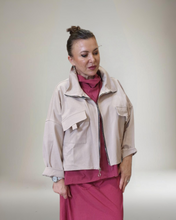 Lade das Bild in den Galerie-Viewer, Sweat Kurzjacke in Beige Größe 40 bis 52/54
