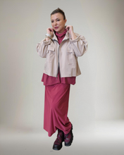 Lade das Bild in den Galerie-Viewer, Sweat Kurzjacke in Beige Größe 40 bis 52/54
