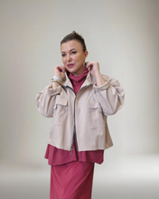 Lade das Bild in den Galerie-Viewer, Sweat Kurzjacke in Beige Größe 40 bis 52/54

