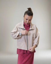Lade das Bild in den Galerie-Viewer, Sweat Kurzjacke in Beige Größe 40 bis 52/54
