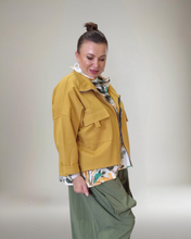 Lade das Bild in den Galerie-Viewer, Sweat Kurzjacke in Curry Größe 40 bis 52/54
