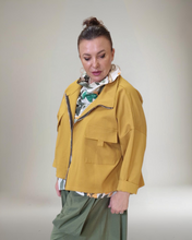 Lade das Bild in den Galerie-Viewer, Sweat Kurzjacke in Curry Größe 40 bis 52/54
