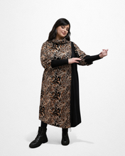 Lade das Bild in den Galerie-Viewer, SALE Kleid von CN-G in 4 Größen bis Größe 58/60
