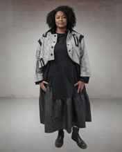 Lade das Bild in den Galerie-Viewer, Restocked nach Ausverkauf - H4 Oversize Kurzblazer mit Knöpfen
