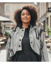 Lade das Bild in den Galerie-Viewer, Restocked nach Ausverkauf - H4 Oversize Kurzblazer mit Knöpfen
