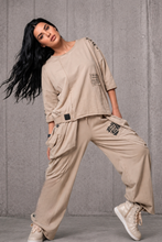 Load image into Gallery viewer, Lässiges 2-Teiler Set in verwaschenem Beige mit Patches- Bone
