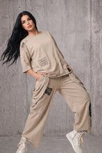 Load image into Gallery viewer, Lässiges 2-Teiler Set in verwaschenem Beige mit Patches- Bone
