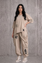 Load image into Gallery viewer, Lässiges 2-Teiler Set in verwaschenem Beige mit Patches- Bone
