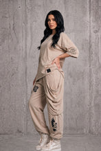 Load image into Gallery viewer, Lässiges 2-Teiler Set in verwaschenem Beige mit Patches- Bone

