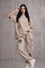 Load image into Gallery viewer, Lässiges 2-Teiler Set in verwaschenem Beige mit Patches- Bone
