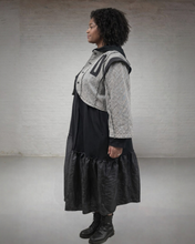 Lade das Bild in den Galerie-Viewer, Restocked nach Ausverkauf - H4 Oversize Kurzblazer mit Knöpfen
