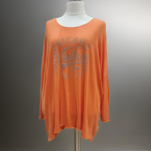 Lade das Bild in den Galerie-Viewer, Feinstrickpullover mit Strasssteinen und &quot;Chicago Vintage&quot; Aufschrift
