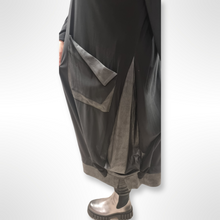 Lade das Bild in den Galerie-Viewer, Kleid von CN-G in 4 Größen mit Lederoptik
