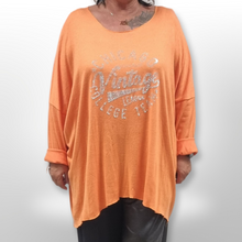 Lade das Bild in den Galerie-Viewer, Feinstrickpullover mit Strasssteinen und &quot;Chicago Vintage&quot; Aufschrift
