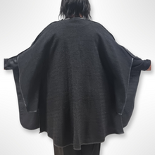 Lade das Bild in den Galerie-Viewer, CNG Poncho Überwurf in Schwarz
