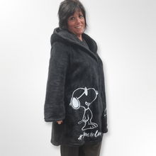 Lade das Bild in den Galerie-Viewer, Mädchenglück Teddyjacke mit Snoopy Onesize bis Größe 58
