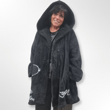 Lade das Bild in den Galerie-Viewer, Mädchenglück Teddyjacke mit Snoopy Onesize bis Größe 58
