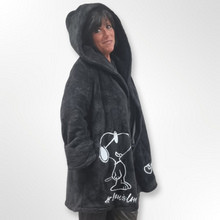 Lade das Bild in den Galerie-Viewer, Mädchenglück Teddyjacke mit Snoopy Onesize bis Größe 58

