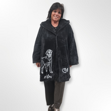 Lade das Bild in den Galerie-Viewer, Mädchenglück Teddyjacke mit Labrador Onesize bis Größe 58
