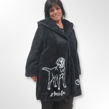 Lade das Bild in den Galerie-Viewer, Mädchenglück Teddyjacke mit Labrador Onesize bis Größe 58
