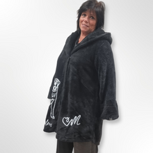 Lade das Bild in den Galerie-Viewer, Mädchenglück Teddyjacke mit Labrador Onesize bis Größe 58
