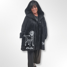 Lade das Bild in den Galerie-Viewer, Mädchenglück Teddyjacke mit Labrador Onesize bis Größe 58
