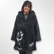 Lade das Bild in den Galerie-Viewer, Mädchenglück Teddyjacke mit Aristocats Marie Onesize bis Größe 58
