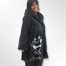 Lade das Bild in den Galerie-Viewer, Mädchenglück Teddyjacke mit Aristocats Marie Onesize bis Größe 58
