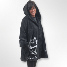Lade das Bild in den Galerie-Viewer, Mädchenglück Teddyjacke mit Aristocats Marie Onesize bis Größe 58
