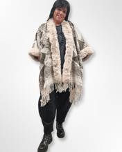 Lade das Bild in den Galerie-Viewer, Kuscheliger Poncho Überwurf in Beige mit weichem Kunstfellbesatz alle Größen
