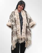 Lade das Bild in den Galerie-Viewer, Kuscheliger Poncho Überwurf in Beige mit weichem Kunstfellbesatz alle Größen
