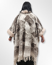 Lade das Bild in den Galerie-Viewer, Kuscheliger Poncho Überwurf in Beige mit weichem Kunstfellbesatz alle Größen
