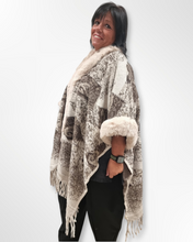 Lade das Bild in den Galerie-Viewer, Kuscheliger Poncho Überwurf in Beige mit weichem Kunstfellbesatz alle Größen
