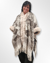 Lade das Bild in den Galerie-Viewer, Kuscheliger Poncho Überwurf in Beige mit weichem Kunstfellbesatz alle Größen
