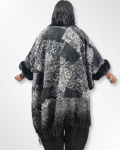 Lade das Bild in den Galerie-Viewer, Kuscheliger Poncho Überwurf in Schwarz mit weichem Kunstfellbesatz alle Größen
