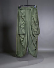 Lade das Bild in den Galerie-Viewer, Stylische Hose in Khaki Größe 40 bis 60
