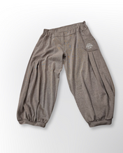 Lade das Bild in den Galerie-Viewer, Hose in Ballonform aus Sweat in taupe
