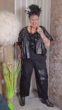 Load and play video in Gallery viewer, CN-G Weste/ Überwurf aus veganem Leder in Einheitsgröße alle Größen tragbar- jetzt im Sale
